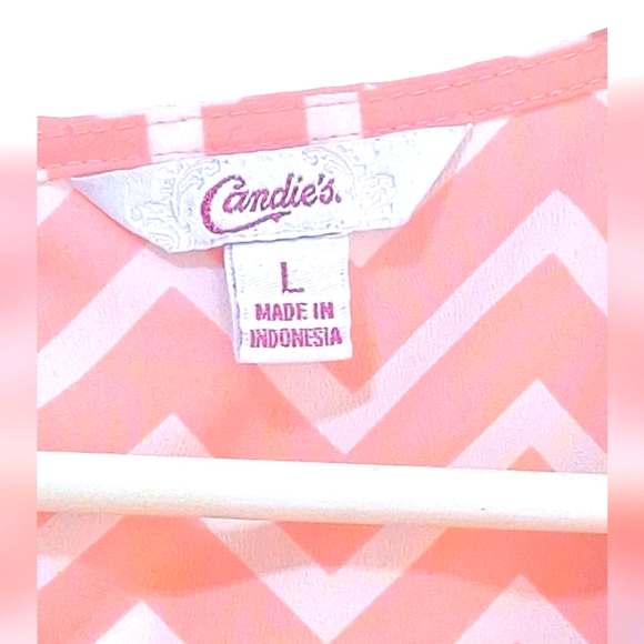 Candie's chevron print in white and light pink/peach size Large. EUC - Picture 2 of 3